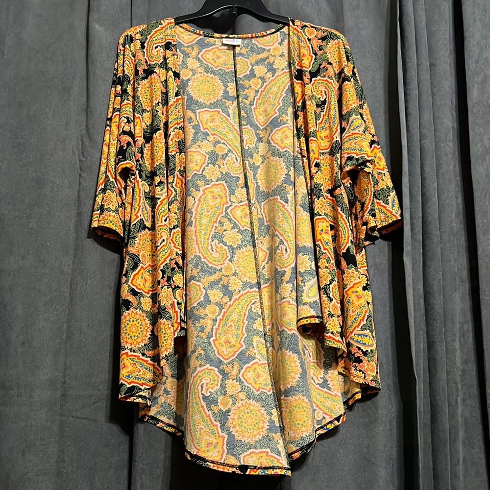LULAROE Lindsay/ 3/4 Sleeve Kimono. Medium